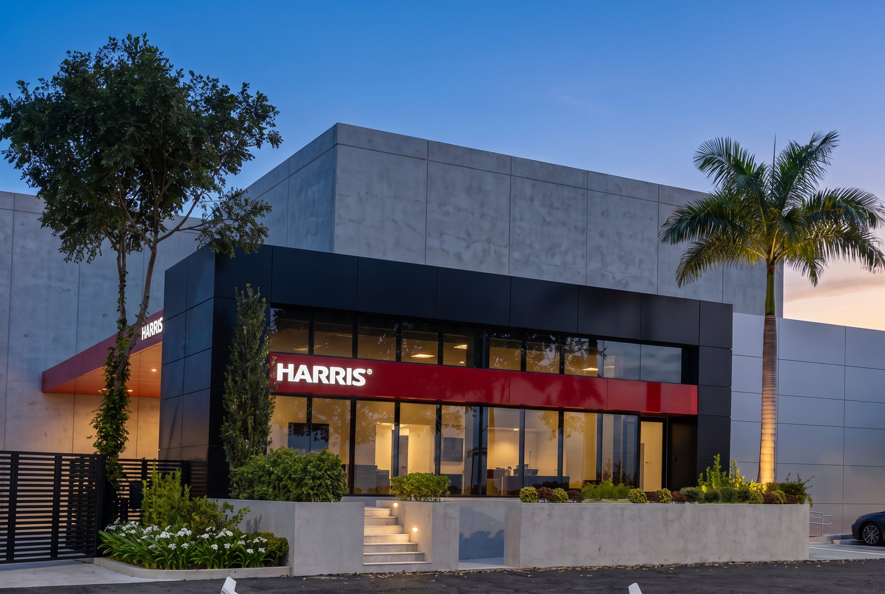 La fachada de HARRIS de noche con las letras prendidas